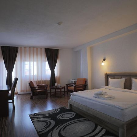 Hotel Denis พริสตีนา ภายนอก รูปภาพ