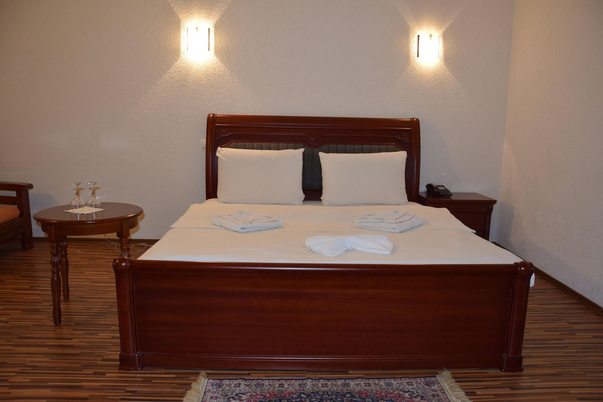 Hotel Denis พริสตีนา ภายนอก รูปภาพ