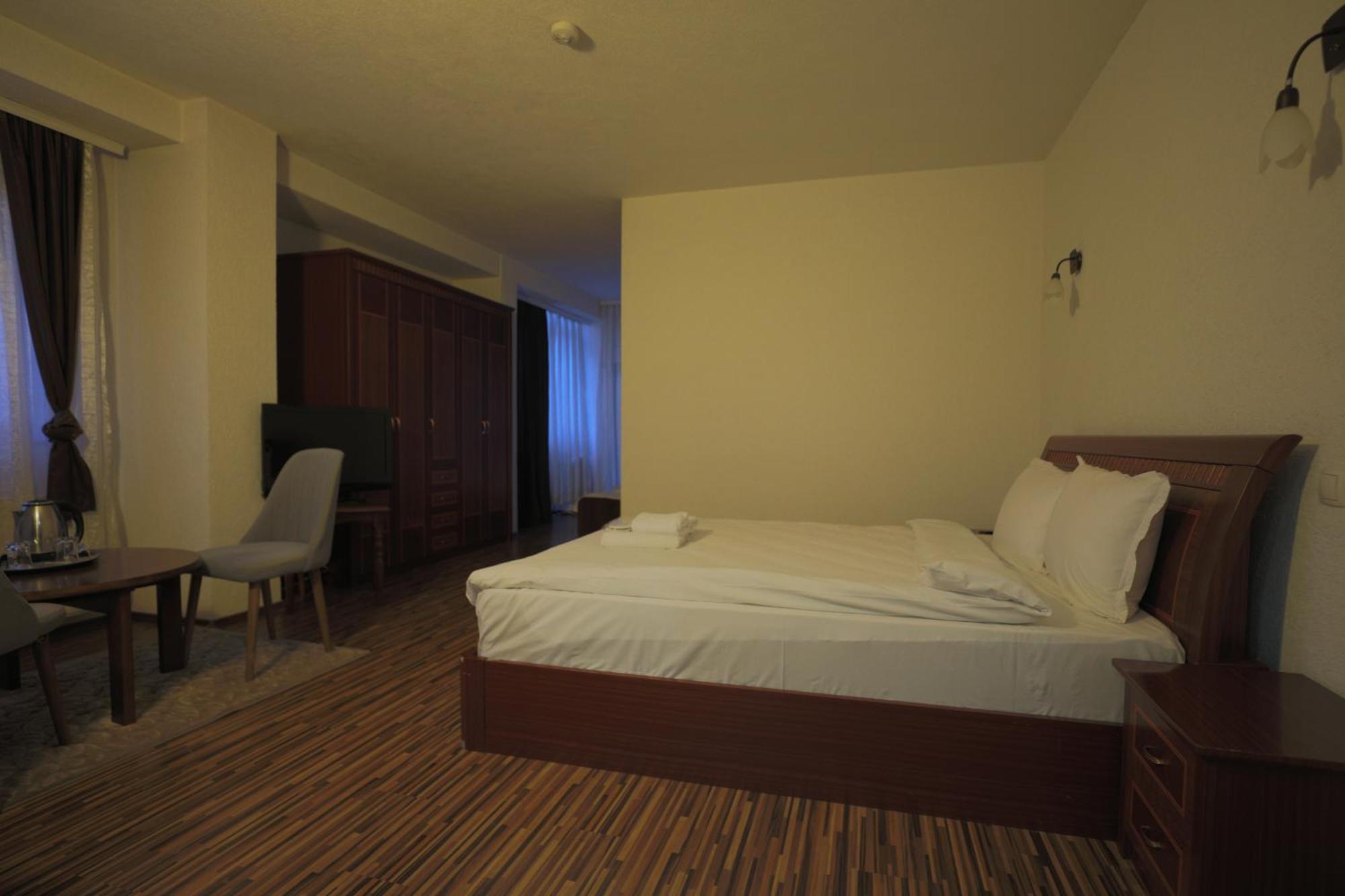 Hotel Denis พริสตีนา ภายนอก รูปภาพ