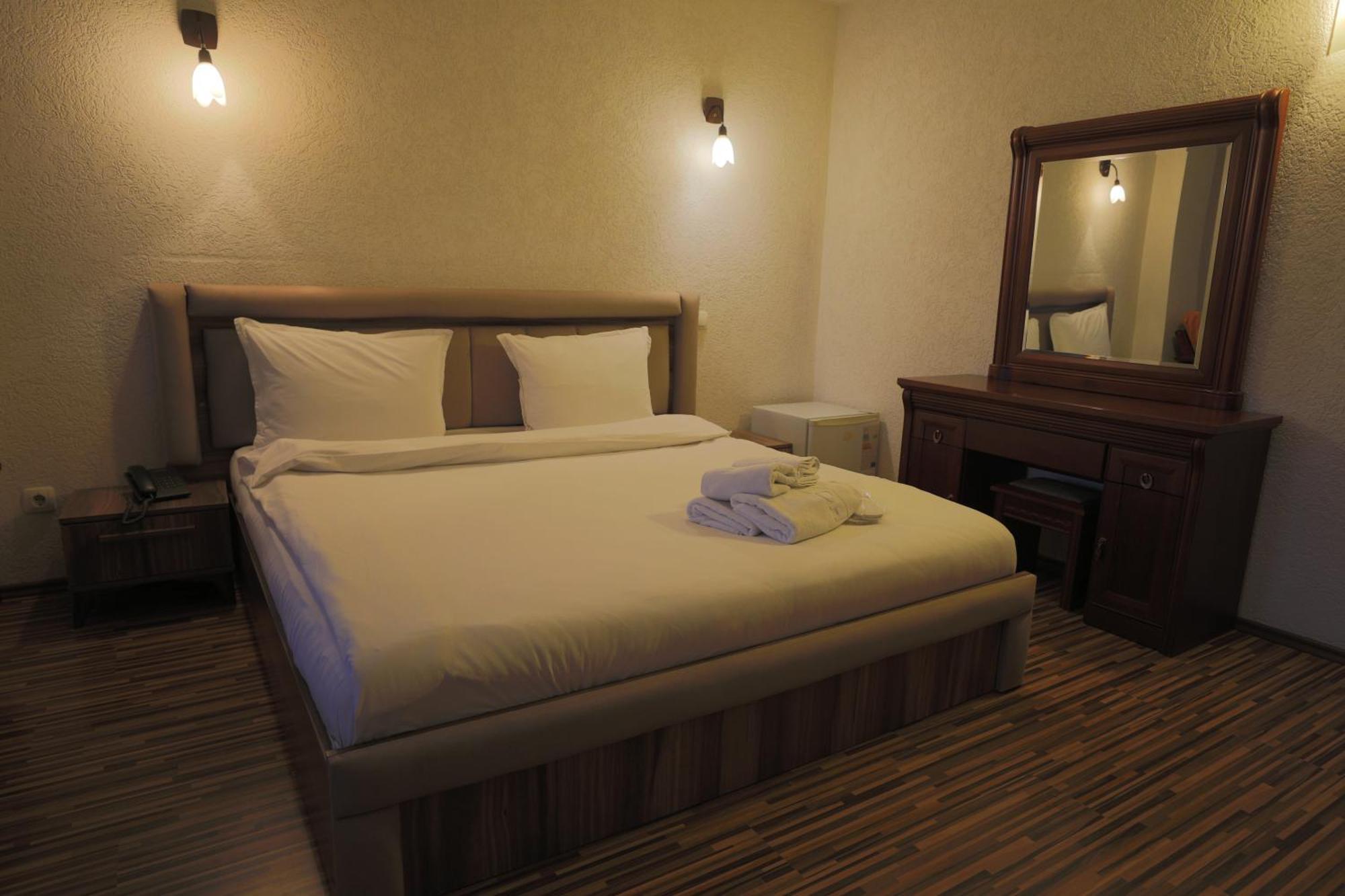 Hotel Denis พริสตีนา ภายนอก รูปภาพ