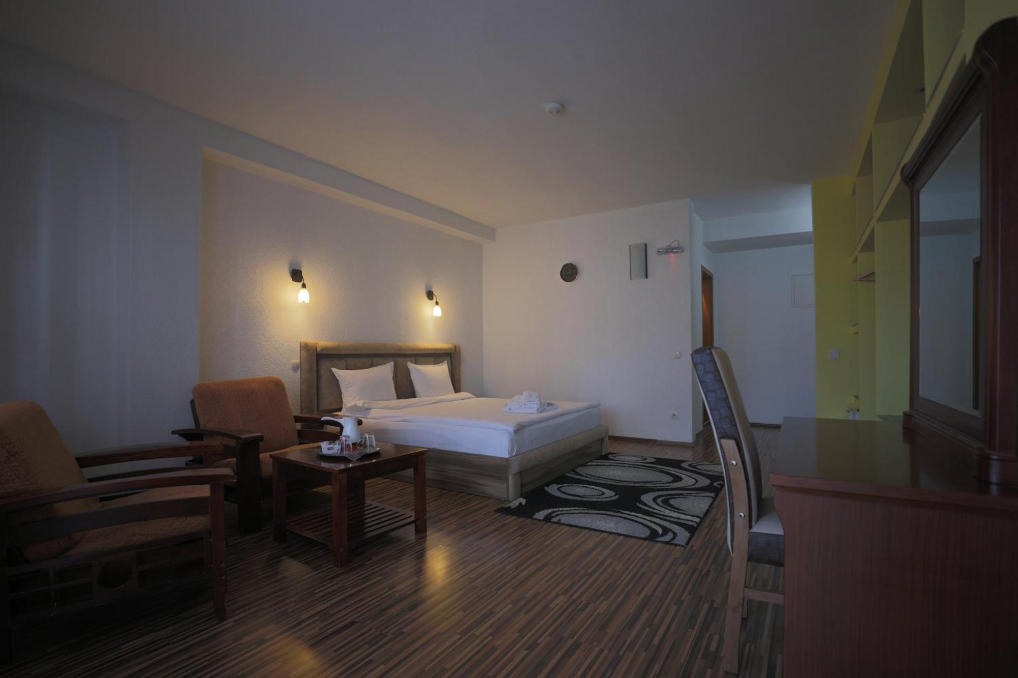 Hotel Denis พริสตีนา ภายนอก รูปภาพ
