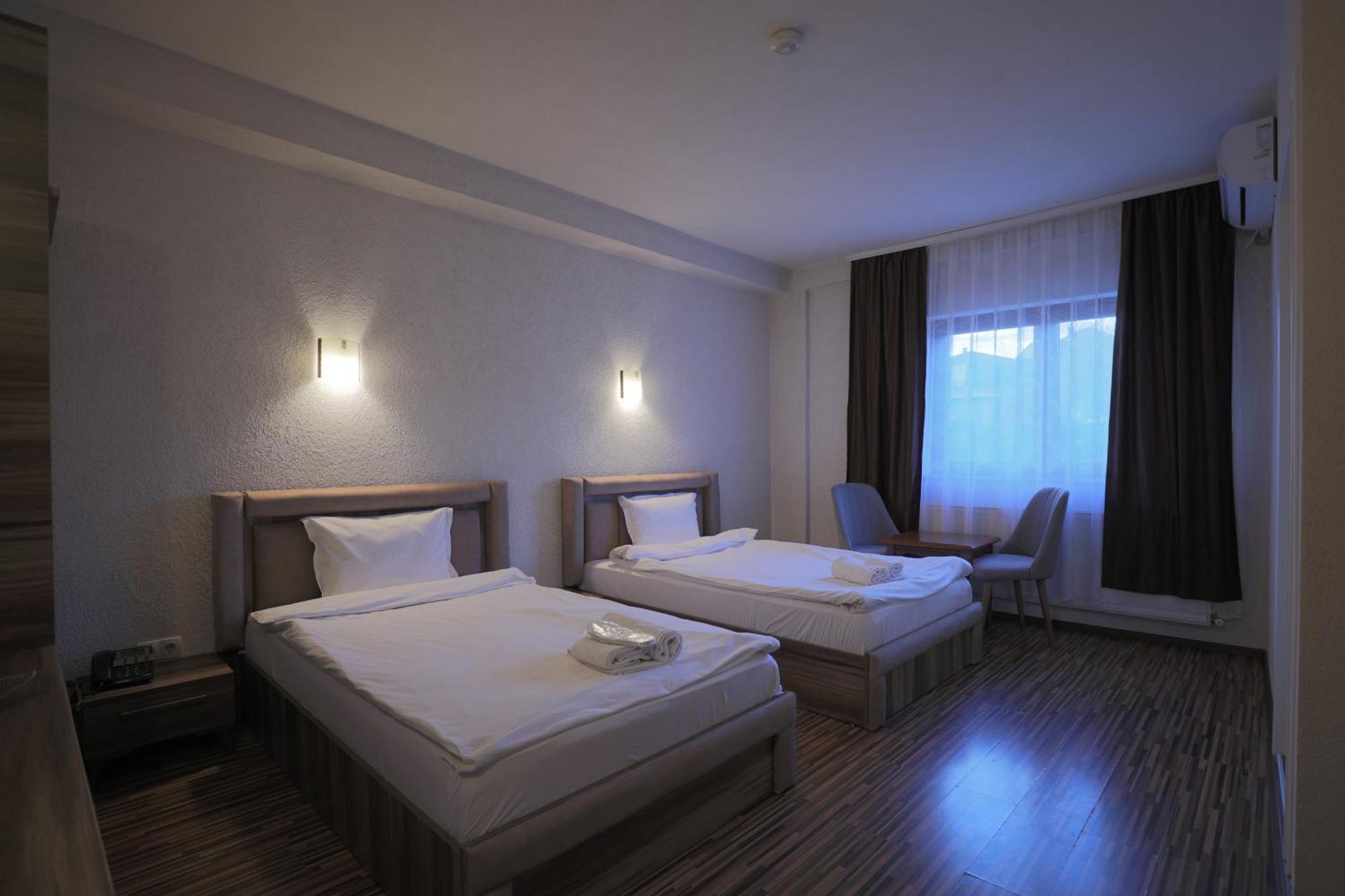 Hotel Denis พริสตีนา ภายนอก รูปภาพ