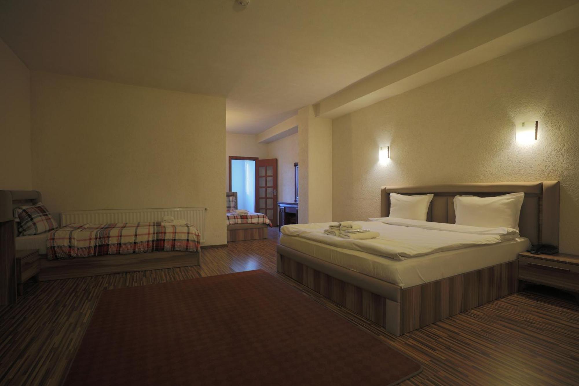 Hotel Denis พริสตีนา ภายนอก รูปภาพ