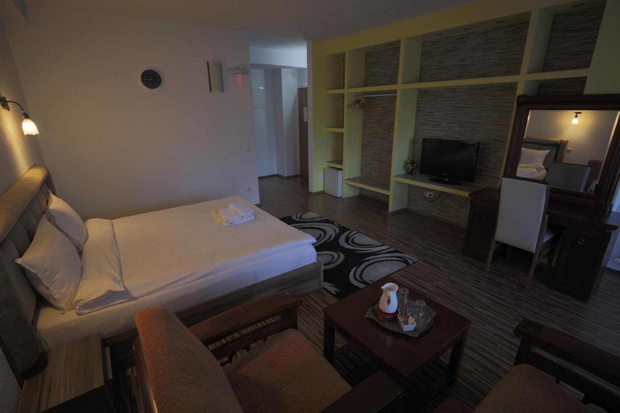 Hotel Denis พริสตีนา ภายนอก รูปภาพ